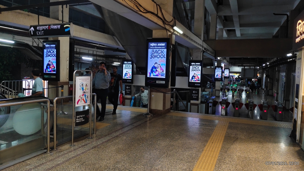 Vijay Sales branded TV crowners @ 12 Mumbai Metro Stations – 2020