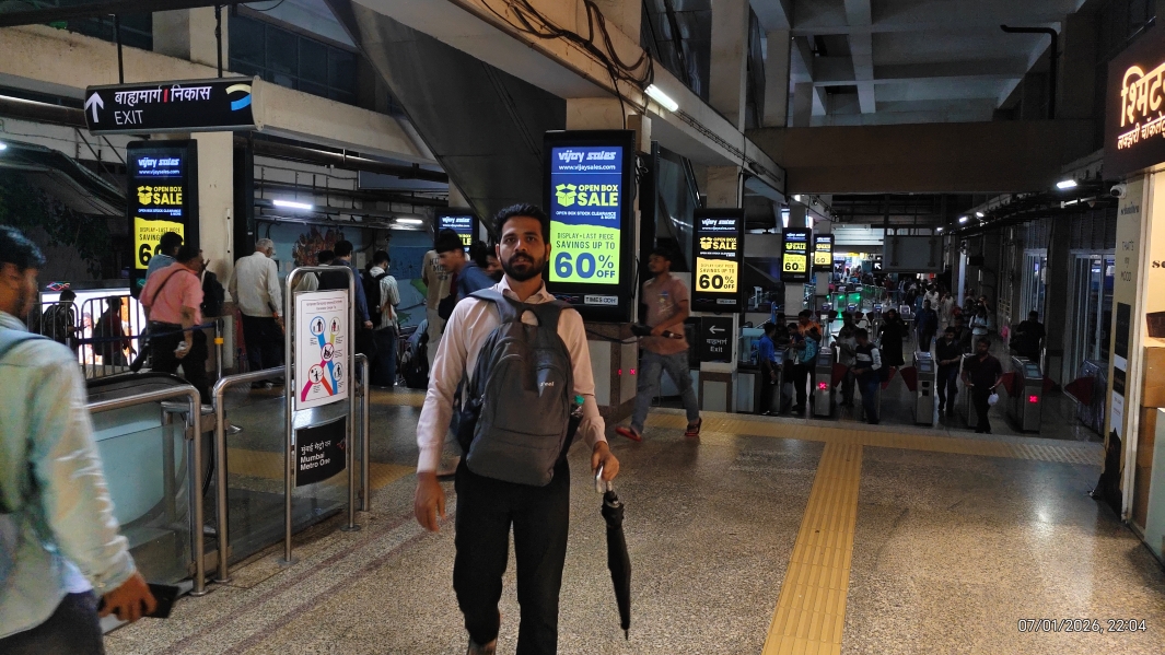 Vijay Sales branded TV crowners @ 12 Mumbai Metro Stations – 2020
