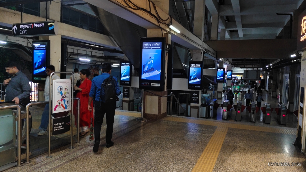 Vijay Sales branded TV crowners @ 12 Mumbai Metro Stations – 2020